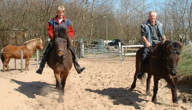 Marijke op Thula en Tijmen op Tinna, op weg naar Johanna's Hof!