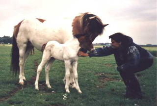 Sida in 2002 met haar dochter Gigja en Marjo. 